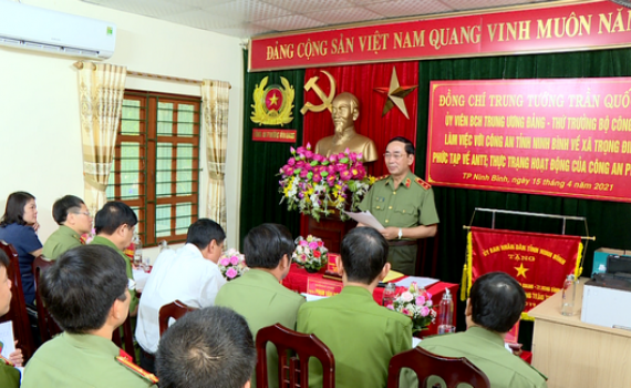 Thứ trưởng Bộ C&ocirc;ng an Trần Quốc Tỏ l&agrave;m việc với C&ocirc;ng an tỉnh