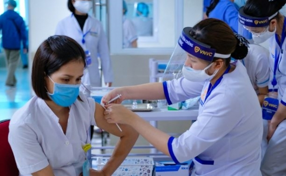 Vaccine ph&ograve;ng COVID-19 v&agrave; c&acirc;u chuyện &ldquo;&yacute; Đảng l&ograve;ng d&acirc;n&rdquo;