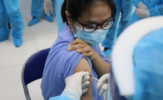 Việt Nam c&oacute; th&ecirc;m hơn 50.000 người được ti&ecirc;m vaccine ph&ograve;ng Covid-19 