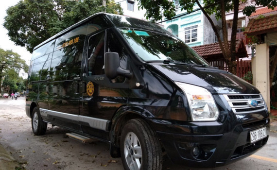 Xe Limousine l&agrave;m x&aacute;o trộn thị trường xe kh&aacute;ch 