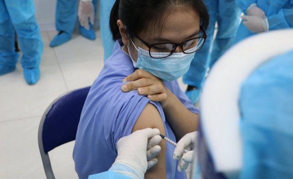Xử l&yacute; nghi&ecirc;m vi phạm trong triển khai ti&ecirc;m vaccine COVID-19