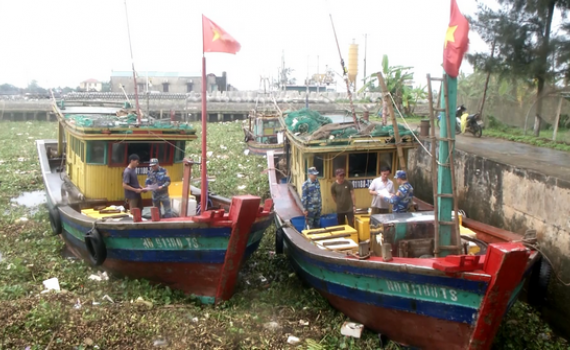 Xử phạt h&agrave;nh ch&iacute;nh 2 phương tiện sử dụng xung k&iacute;ch điện khai th&aacute;c thủy sản tr&aacute;i ph&eacute;p