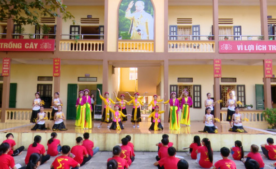 Y&ecirc;n Kh&aacute;nh đưa nghệ thuật h&aacute;t ch&egrave;o v&agrave;o học đường