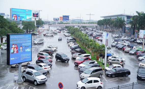 &Aacute;p dụng mức thu gi&aacute; mới cho &ocirc; t&ocirc; ra v&agrave;o s&acirc;n bay
