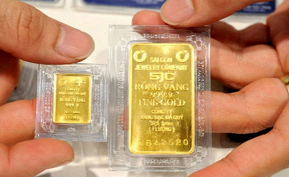 Gi&aacute; v&agrave;ng h&ocirc;m nay 19-4: Gi&aacute; v&agrave;ng thế giới giảm, trong nước tăng vọt