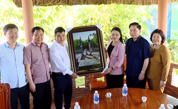 C&aacute;c đồng ch&iacute; l&atilde;nh đạo tỉnh thăm, tặng qu&agrave; c&aacute;c gia đ&igrave;nh ch&iacute;nh s&aacute;ch v&agrave; doanh nghiệp tại tỉnh Bạc Li&ecirc;u