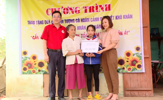Trao qu&agrave; cho đối tượng c&oacute; ho&agrave;n cảnh đặc biệt kh&oacute; khăn tại huyện Nho Quan