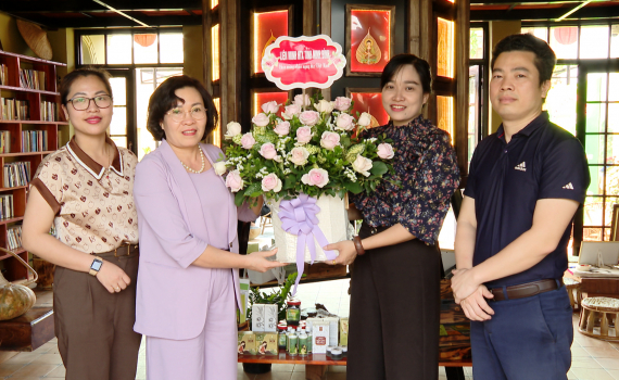 Li&ecirc;n minh Hợp t&aacute;c x&atilde; tỉnh tặng qu&agrave; động vi&ecirc;n một số HTX điển h&igrave;nh