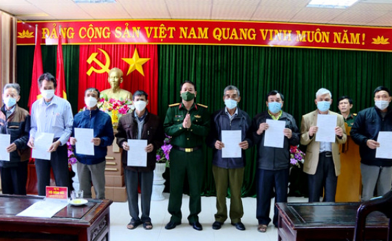 Bộ CHQS tỉnh cấp giấy chứng nhận cho c&aacute;c thương binh