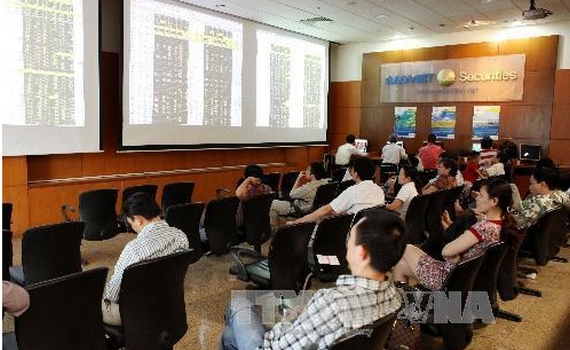 Khởi tố một ph&oacute; vụ trưởng Vụ Gi&aacute;m s&aacute;t thị trường chứng kho&aacute;n về tội &ldquo;Cố &yacute; l&agrave;m lộ b&iacute; mật c&ocirc;ng t&aacute;c&rdquo;