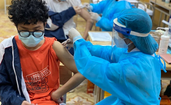 Ti&ecirc;m vaccine ngừa Covid-19 cho trẻ em l&agrave; cần thiết