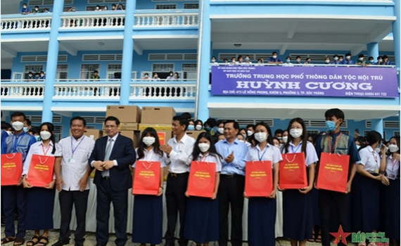Thủ tướng Phạm Minh Ch&iacute;nh thăm, động vi&ecirc;n thầy tr&ograve; Trường D&acirc;n tộc nội tr&uacute; tại S&oacute;c Trăng
