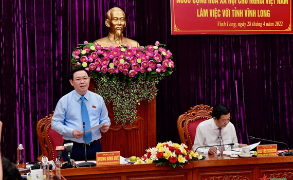 Chủ tịch Quốc hội Vương Đ&igrave;nh Huệ l&agrave;m việc với Ban Thường vụ Tỉnh ủy Vĩnh Long