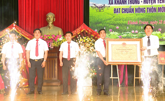 Kh&aacute;nh Trung, Kh&aacute;nh Hải đ&oacute;n bằng c&ocirc;ng nhận x&atilde; đạt chuẩn n&ocirc;ng th&ocirc;n mới n&acirc;ng cao