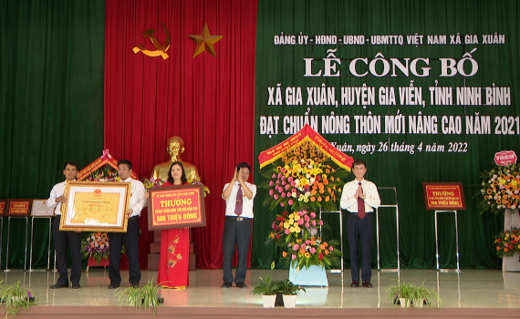 Gia Xu&acirc;n đ&oacute;n bằng c&ocirc;ng nhận x&atilde; đạt chuẩn n&ocirc;ng th&ocirc;n mới n&acirc;ng cao