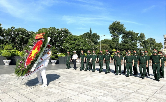 Đo&agrave;n đại biểu Qu&acirc;n ủy Trung ương v&agrave; Bộ Quốc ph&ograve;ng d&acirc;ng hương, viếng c&aacute;c Anh h&ugrave;ng liệt sĩ tại Nghĩa trang Liệt sĩ TP Hồ Ch&iacute; Minh