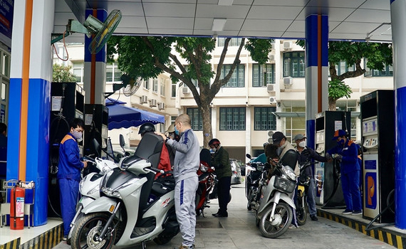 Ng&agrave;y đi l&agrave;m đầu ti&ecirc;n sau nghỉ Lễ giỗ Tổ, gi&aacute; xăng sẽ giảm?