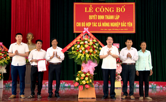 C&ocirc;ng bố quyết định th&agrave;nh lập 2 Chi bộ HTX n&ocirc;ng nghiệp tại Y&ecirc;n M&ocirc;