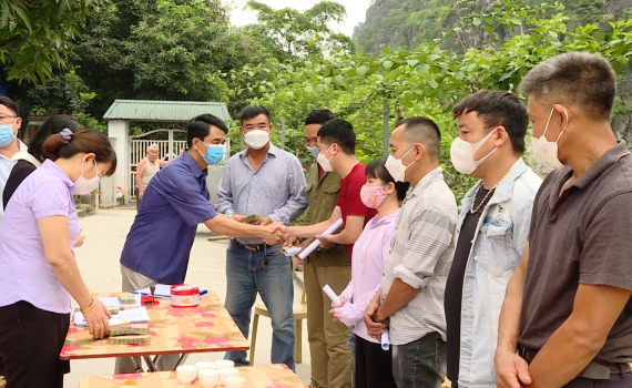 Hội N&ocirc;ng d&acirc;n tỉnh trao vốn cho hội vi&ecirc;n để ph&aacute;t triển sản xuất