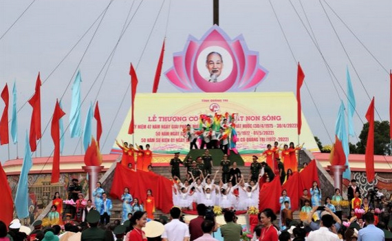 Chủ tịch nước Nguyễn Xu&acirc;n Ph&uacute;c dự Lễ thượng cờ &ldquo;Th&ocirc;́ng nh&acirc;́t non s&ocirc;ng&rdquo; tại Quảng Trị
