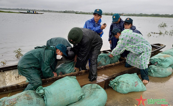 Qu&acirc;n khu 4 dồn sức ứng ph&oacute; với mưa lũ