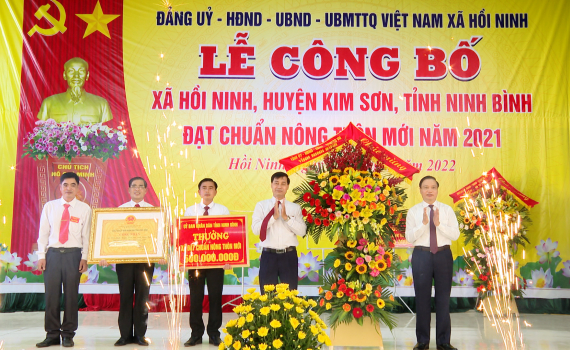 Hồi Ninh đ&oacute;n bằng c&ocirc;ng nhận x&atilde; đạt chuẩn n&ocirc;ng th&ocirc;n mới