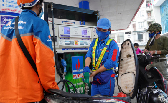 Gi&aacute; xăng giảm hơn 800 đồng/l&iacute;t