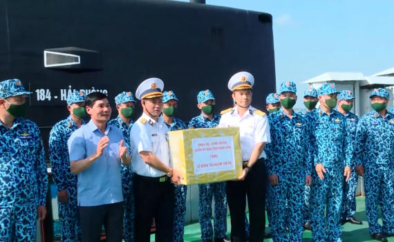 Đo&agrave;n c&ocirc;ng t&aacute;c tỉnh Ninh B&igrave;nh thăm, tặng qu&agrave; Lữ đo&agrave;n t&agrave;u ngầm 189