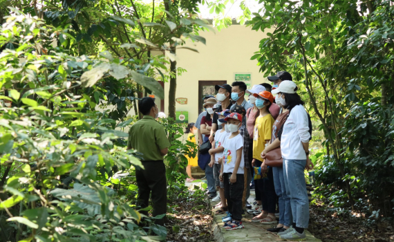 C&uacute;c Phương đ&oacute;n gần 1000 lượt kh&aacute;ch trong ng&agrave;y đầu nghỉ lễ Giỗ Tổ H&ugrave;ng Vương