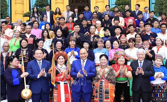 Chủ tịch nước Nguyễn Xu&acirc;n Ph&uacute;c gặp mặt đo&agrave;n đại biểu gi&agrave; l&agrave;ng, trưởng bản, nghệ nh&acirc;n, người d&acirc;n tộc thiểu số ti&ecirc;u biểu