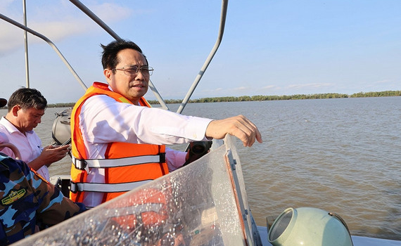 Thủ tướng Ch&iacute;nh phủ Phạm Minh Ch&iacute;nh khảo s&aacute;t cảng Trần Đề
