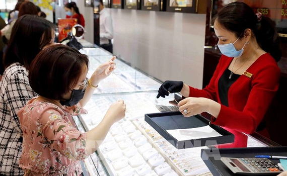 V&agrave;ng giữ ngưỡng giao dịch hơn 69 triệu đồng/ lượng b&aacute;n ra
