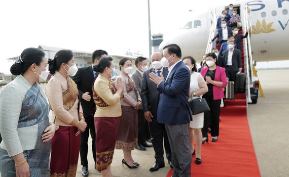 B&iacute; thư Th&agrave;nh ủy H&agrave; Nội Đinh Tiến Dũng thăm v&agrave; l&agrave;m việc tại L&agrave;o