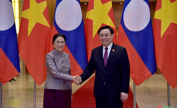 Chủ tịch Quốc hội Vương Đ&igrave;nh Huệ tiếp Ph&oacute; chủ tịch nước L&agrave;o