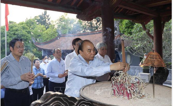 Chủ tịch nước Nguyễn Xu&acirc;n Ph&uacute;c d&acirc;ng hương Tổ Mẫu &Acirc;u Cơ v&agrave; Quốc tổ Lạc Long Qu&acirc;n