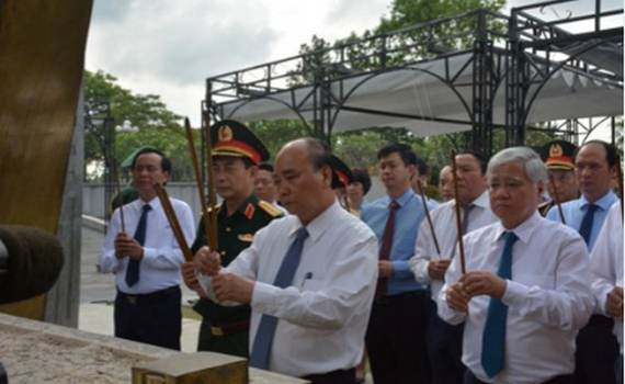 Chủ tịch nước Nguyễn Xu&acirc;n Ph&uacute;c d&acirc;ng hương tưởng nhớ anh h&ugrave;ng liệt sĩ tại Quảng Trị
