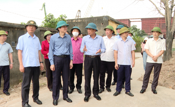 C&aacute;c đồng ch&iacute; l&atilde;nh đạo tỉnh Ninh B&igrave;nh kiểm tra c&ocirc;ng t&aacute;c ph&ograve;ng chống thi&ecirc;n tai