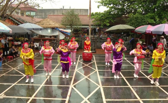 Đội m&uacute;a trống Kh&aacute;nh Thiện chuẩn bị cho Lễ hội Hoa Lư
