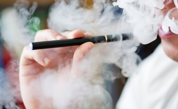 Nhiều học sinh phải cấp cứu do ngộ độc thuốc l&aacute; điện tử, nung n&oacute;ng, shisha