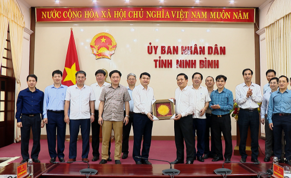 Ninh B&igrave;nh - Sơn La trao đổi kinh nghiệm thu h&uacute;t đầu tư hạ tầng, quản l&yacute;, ph&aacute;t triển KCN