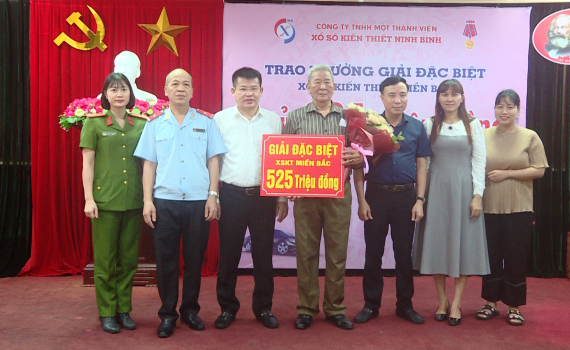 C&ocirc;ng ty TNHH MTV Xổ số kiến thiết Ninh B&igrave;nh trao thưởng cho kh&aacute;ch h&agrave;ng tr&uacute;ng giải đặc biệt