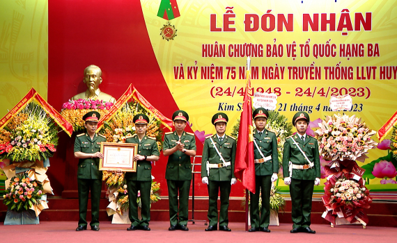 Ban Chỉ huy Qu&acirc;n sự huyện Kim Sơn đ&oacute;n nhận Hu&acirc;n chương bảo vệ Tổ quốc hạng Ba