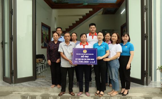 Trao kinh ph&iacute; hỗ trợ x&acirc;y dựng nh&agrave; &ldquo;M&aacute;i ấm C&ocirc;ng đo&agrave;n&rdquo; cho gia đ&igrave;nh đo&agrave;n vi&ecirc;n C&ocirc;ng ty MCNex Vina