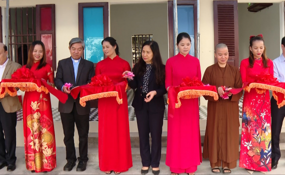 Kh&aacute;nh th&agrave;nh ng&ocirc;i nh&agrave; &ldquo;Ấm t&igrave;nh đo&agrave;n kết lương - gi&aacute;o&rdquo; tại x&atilde; Kim Mỹ