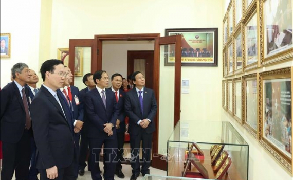 Chủ tịch nước V&otilde; Văn Thưởng thăm Đại sứ qu&aacute;n v&agrave; cộng đồng người Việt tại L&agrave;o