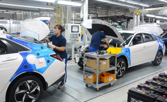 Bộ C&ocirc;ng thương đề xuất giảm 50% ph&iacute; trước bạ &ocirc; t&ocirc; đến hết 2023