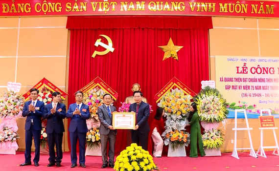 Quang Thiện đ&oacute;n Bằng c&ocirc;ng nhận x&atilde; đạt chuẩn n&ocirc;ng th&ocirc;n mới n&acirc;ng cao