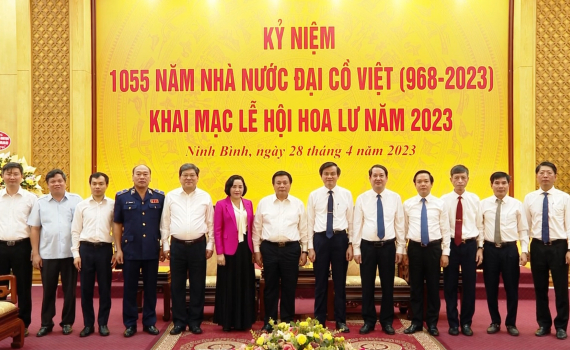 C&aacute;c đồng ch&iacute; l&atilde;nh đạo Trung ương ch&uacute;c mừng Kỷ niệm 1055 năm Nh&agrave; nước Đại Cồ Việt