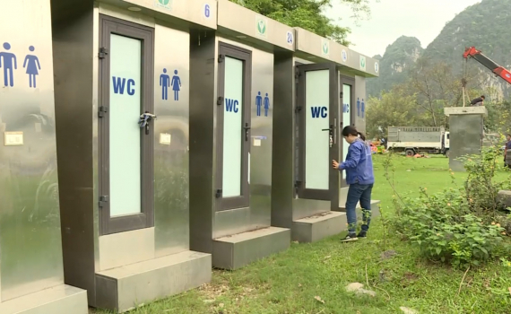 Lắp đặt 24 nh&agrave; vệ sinh di động phục vụ Lễ hội Hoa Lư năm 2023