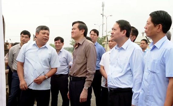 C&aacute;c đồng ch&iacute; l&atilde;nh đạo tỉnh khảo s&aacute;t c&ocirc;ng tr&igrave;nh ph&acirc;n lũ, chậm lũ v&agrave; dự &aacute;n điện r&aacute;c
